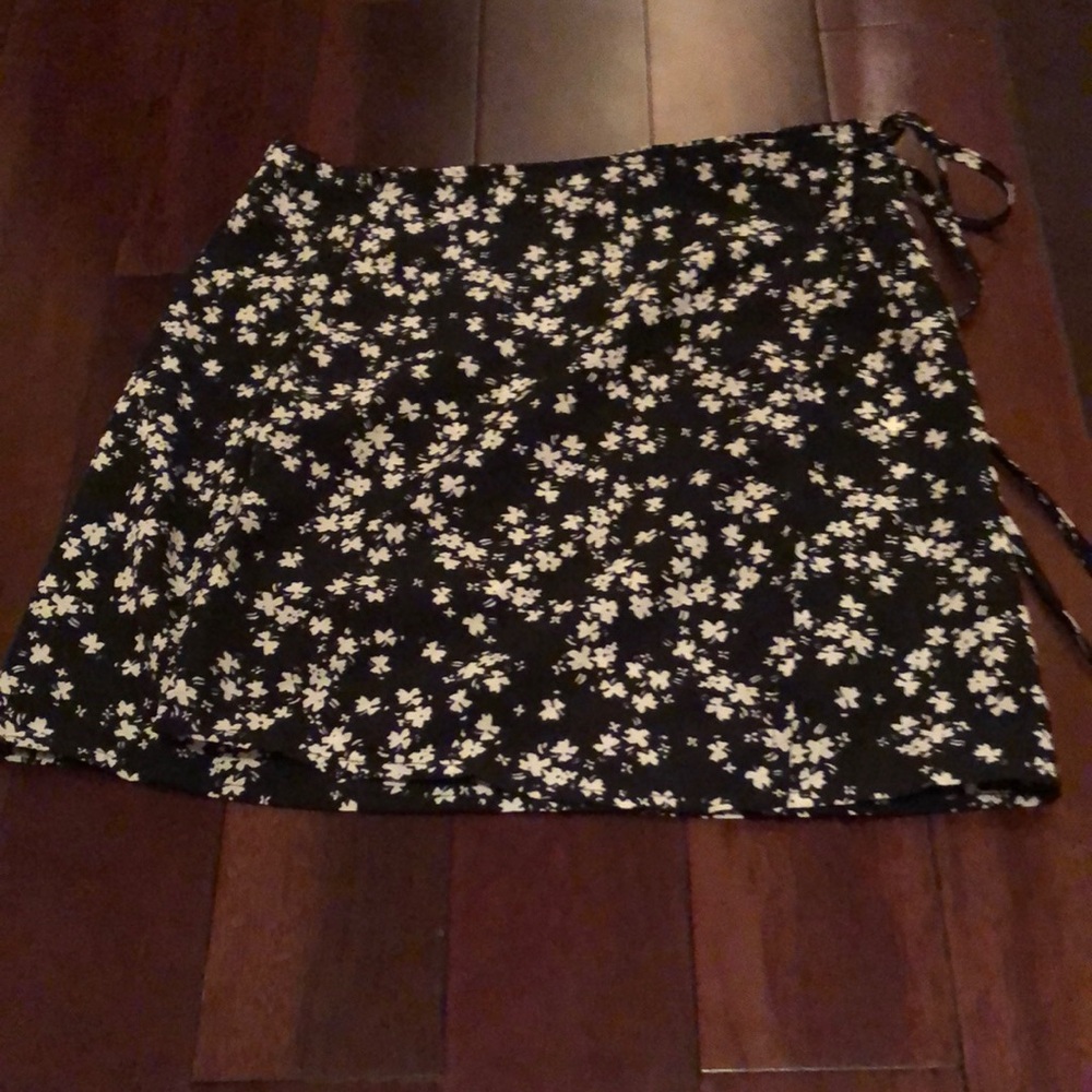 Mini skirt. Size XS. Black with white flowers